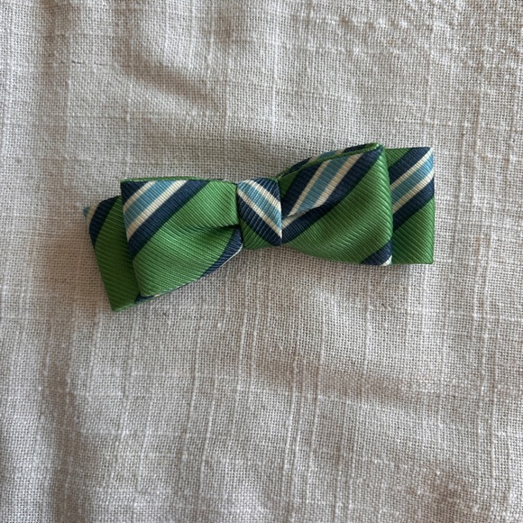 Handmade green bowtie for a small boy - Picture 3 of 5